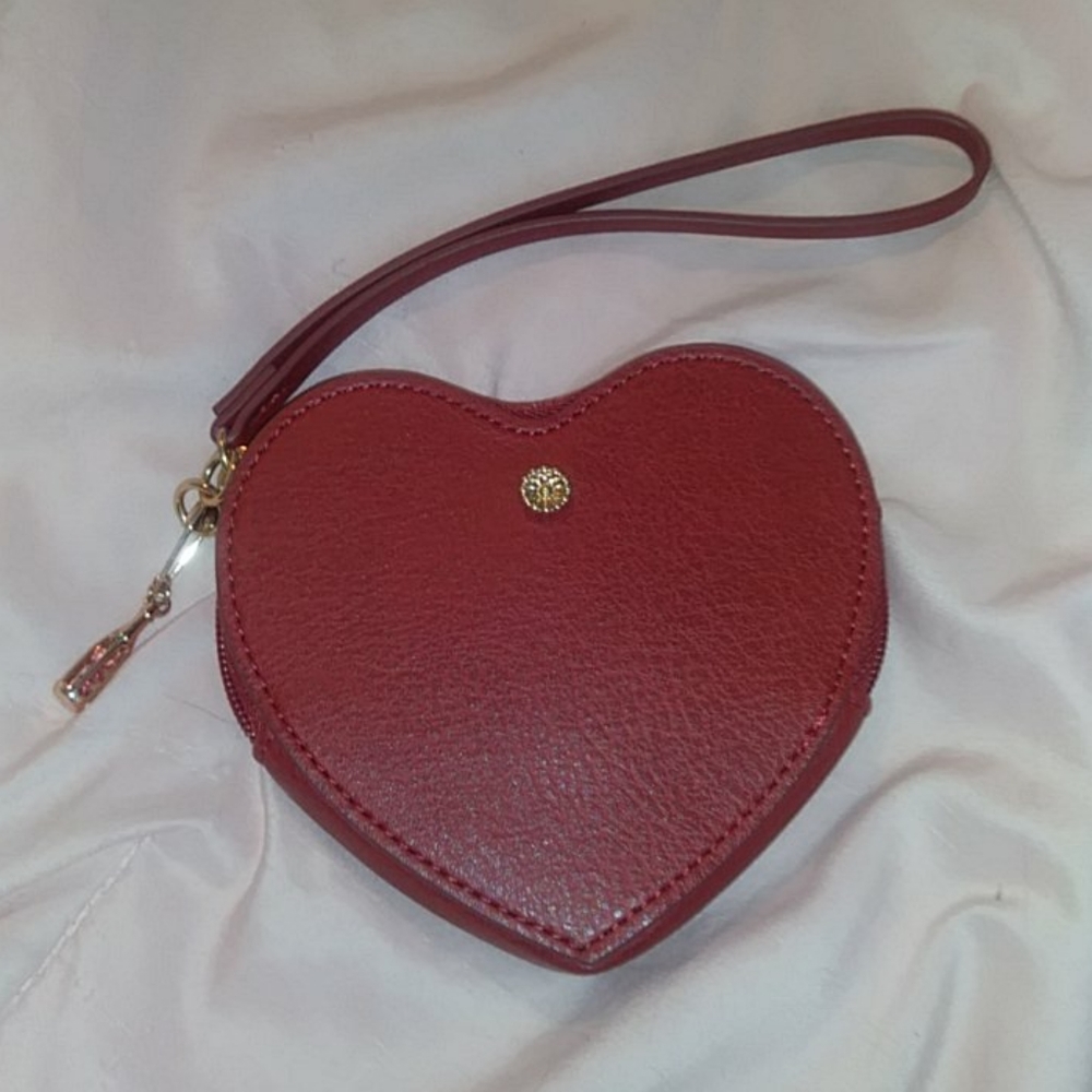 Lauren Conrad 💗 heart shaped wristlet